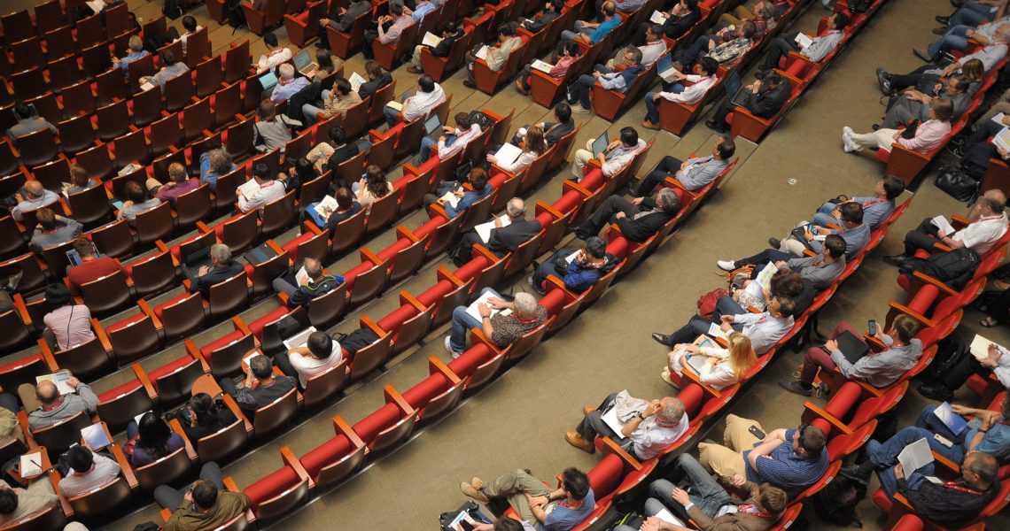 Sala plenarna, na której odbywa się konferencja.