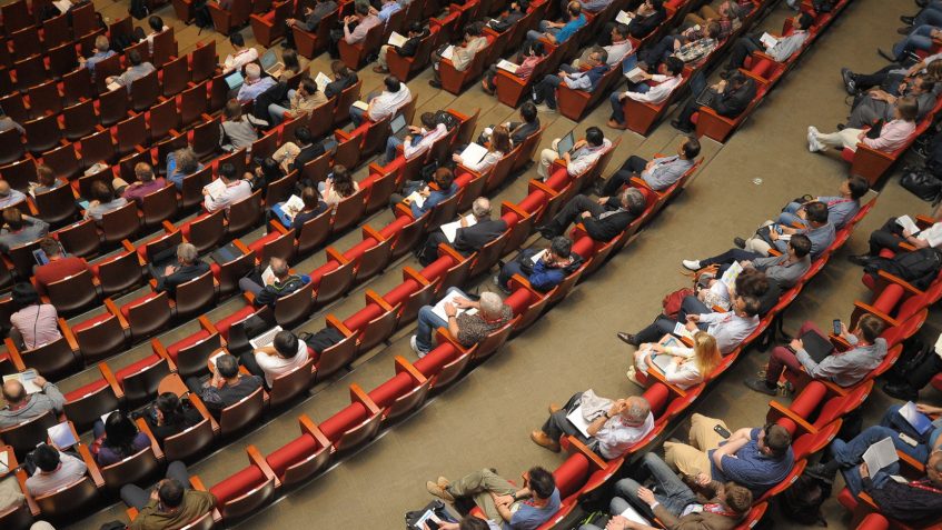 Sala plenarna, na której odbywa się konferencja.