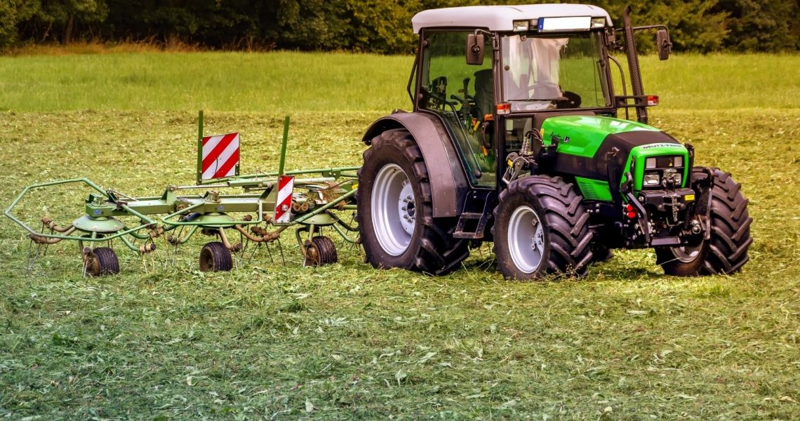 Ciągnik rolniczy z pługiem na polu