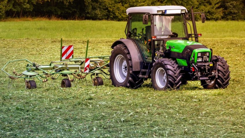 Ciągnik rolniczy z pługiem na polu