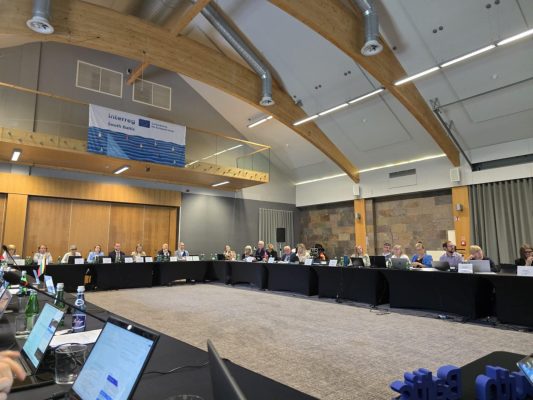 posiedzenie na sali konferencyjnej