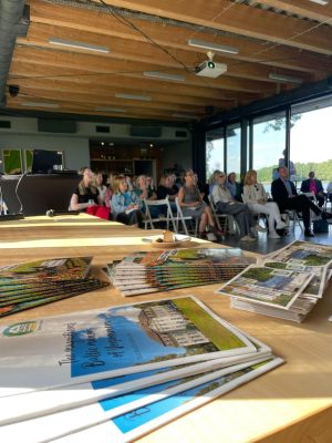 grupa osób słuchająca wystąpienia