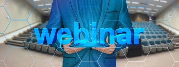 Osoba na tle sali konferencyjnej i napis webinar