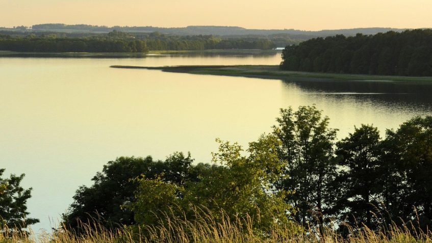 zdjęcie panoramy jeziora i lasów